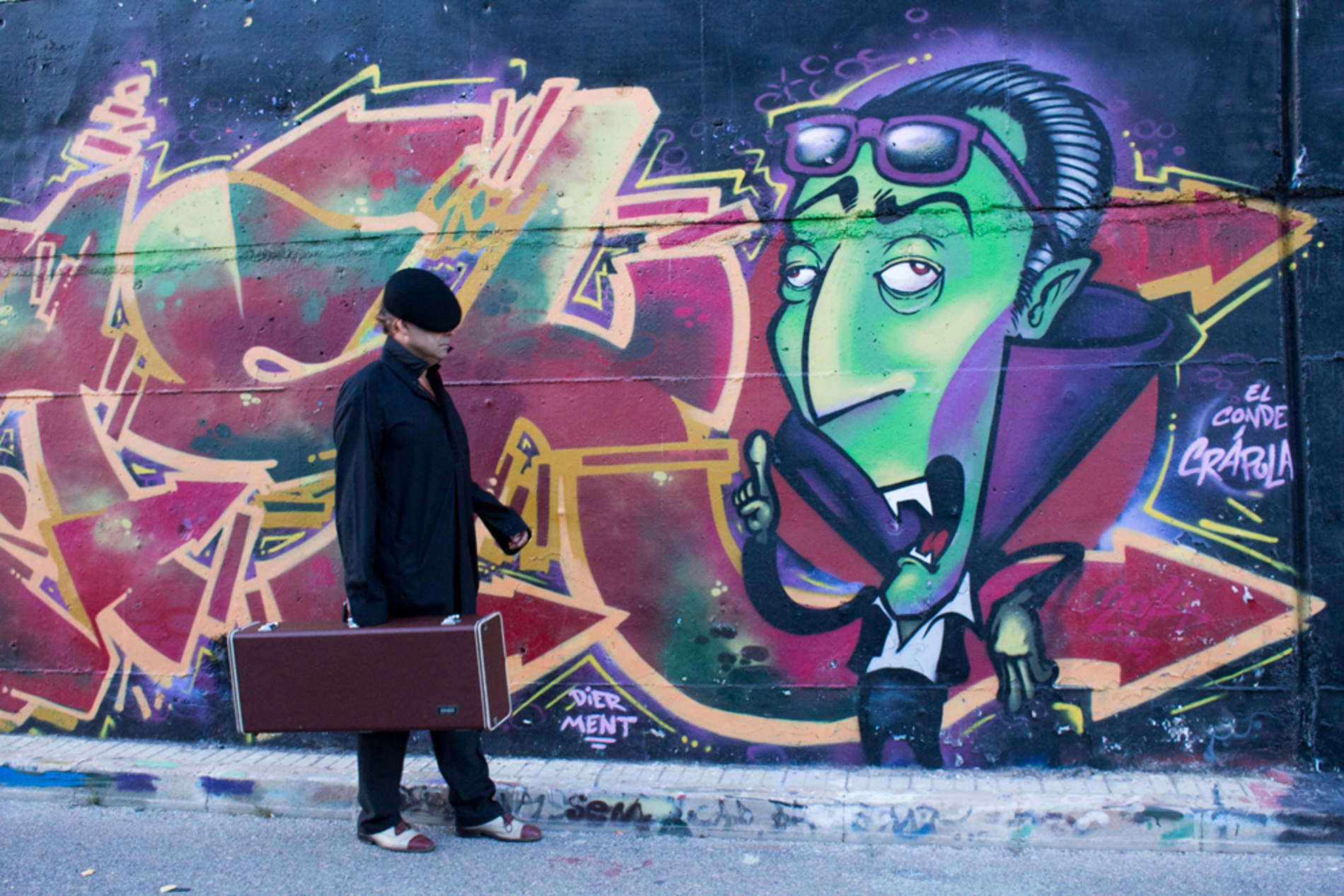 Imagen de Moisax junto a un grafity como símbolo de lo actual y contemporáneo de la música del saxo.
