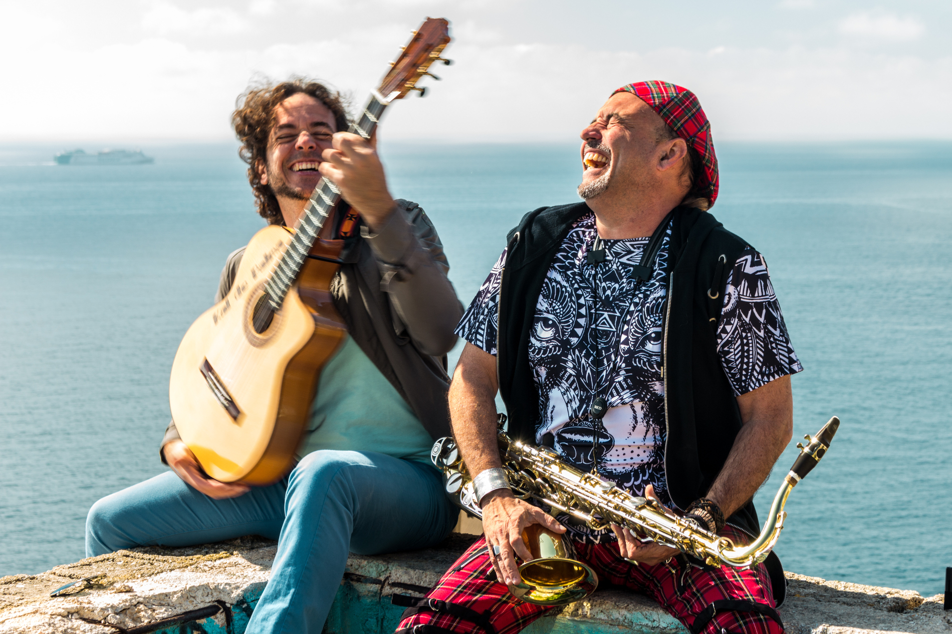 Imagen de Moisax y MOICAN posando alegres.